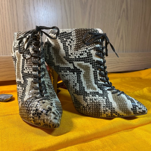 ✨ Gorgeous Snake Print Ankle Stiletto heel booties by Spring  Size 39 EUC. - Picture 3 of 11